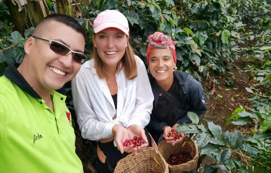 Personas disfrutando de Tour Cafetero en Jardín, uno de los pueblos turísticos de antioquia