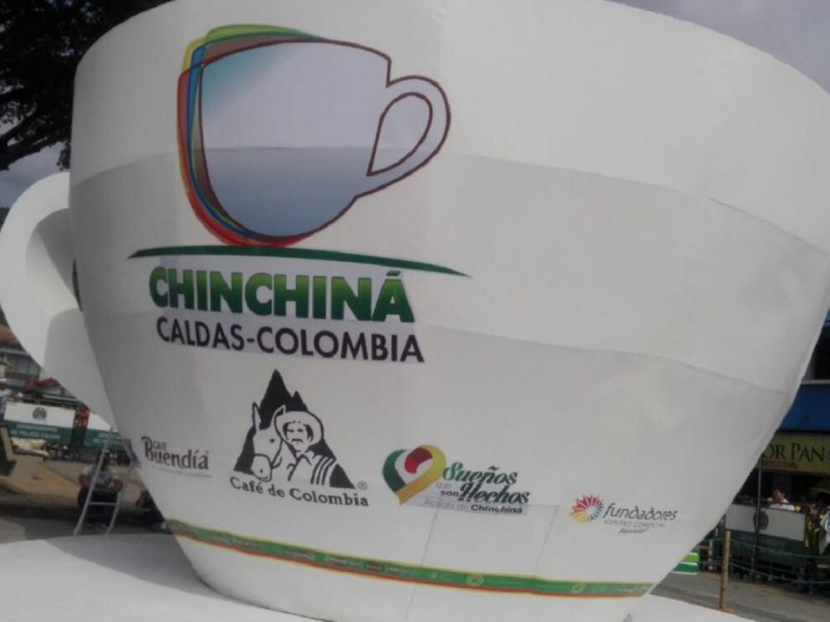 La taza de café mas grande del mundo en Chinchiná