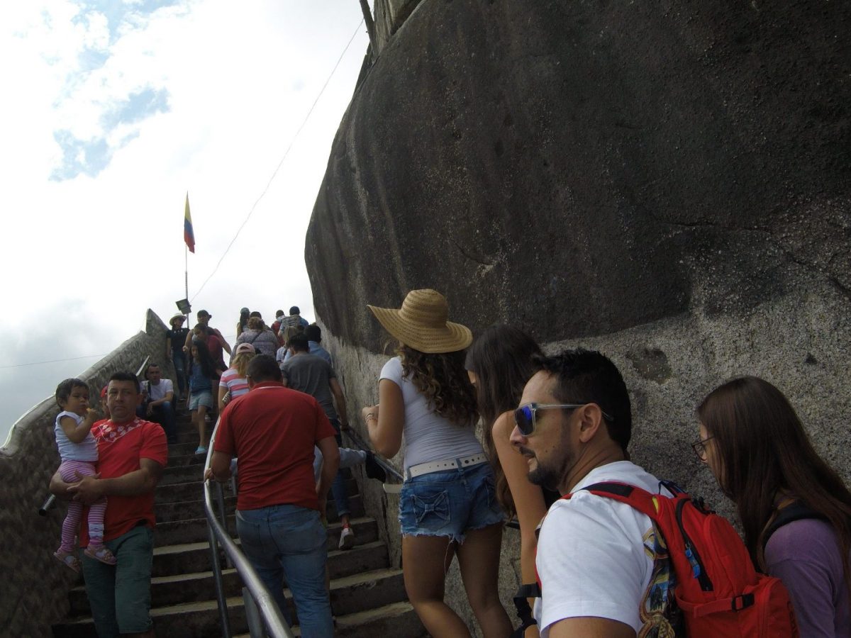 Escaleras en el interior de la piedra