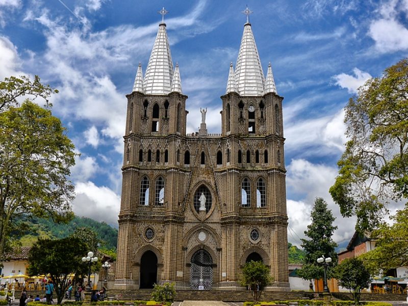 Lugares Turísticos de Antioquia: Basílica de Jardín