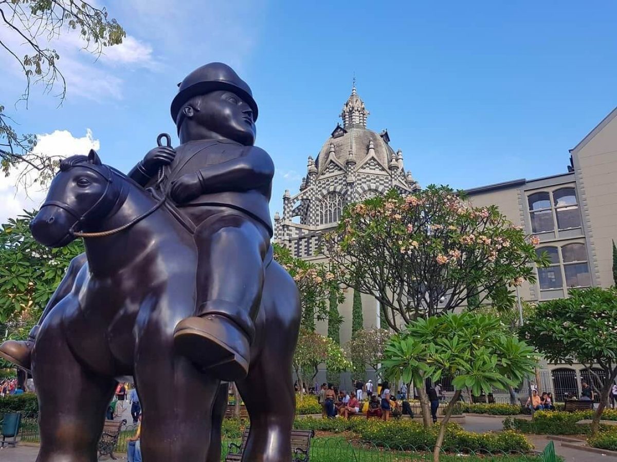 Escultura del Maestro botero en la plaza de Medellín