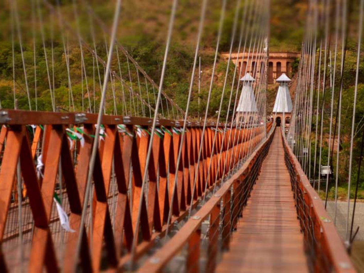 Puente de Occidente que cruza el río Cauca