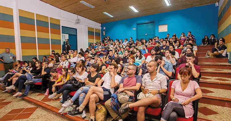 Personas disfrutando del Festival de Cine de Jardín, Antioquia
