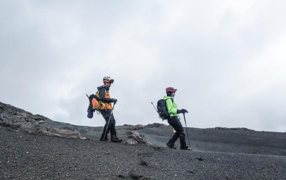 Personas practicando Montañismo y turismo en el Nevado del Ruiz