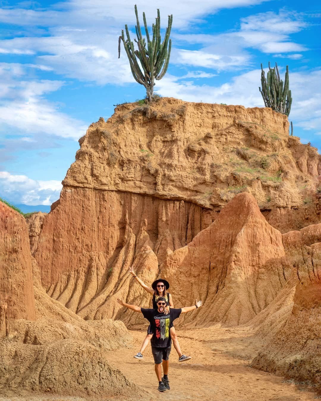 Paisaje árido con cactus en el desierto de la Tatacoa