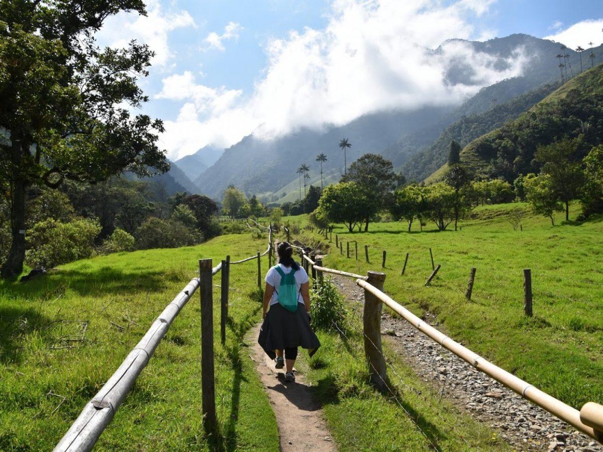 Persona caminando por sendero