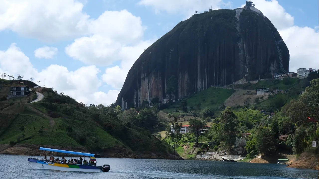 Dónde queda la Piedra del Peñol