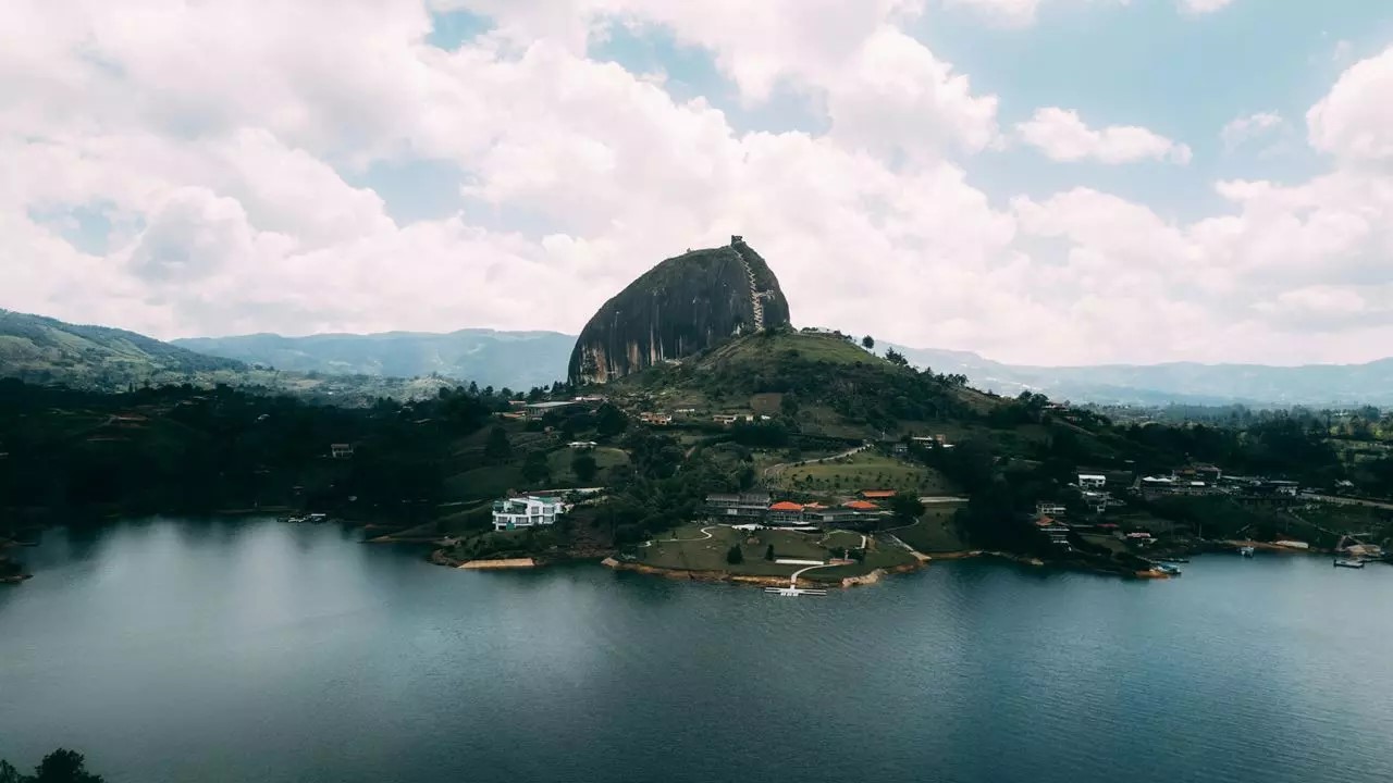 Historia de la Piedra del Peñol