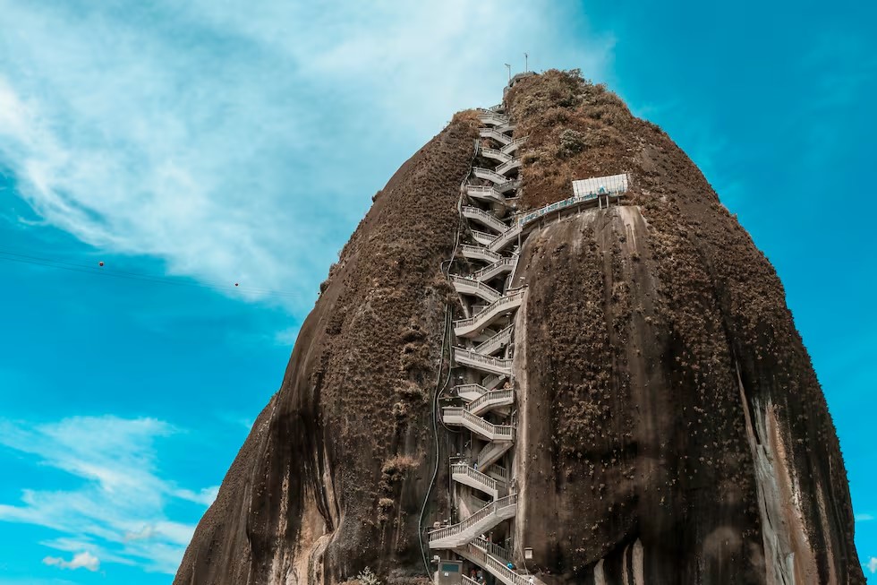 subir la piedra del peñol