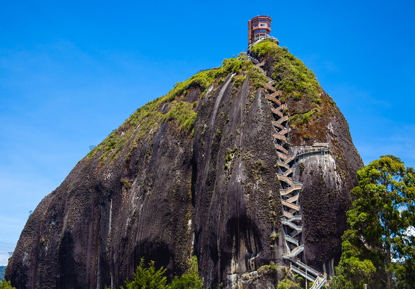 subir la piedra del peñol