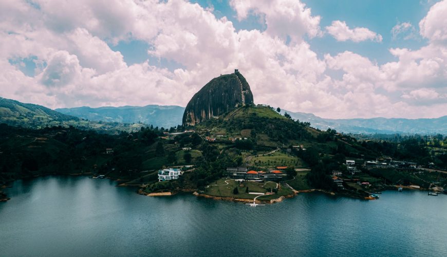 subir la piedra del peñol