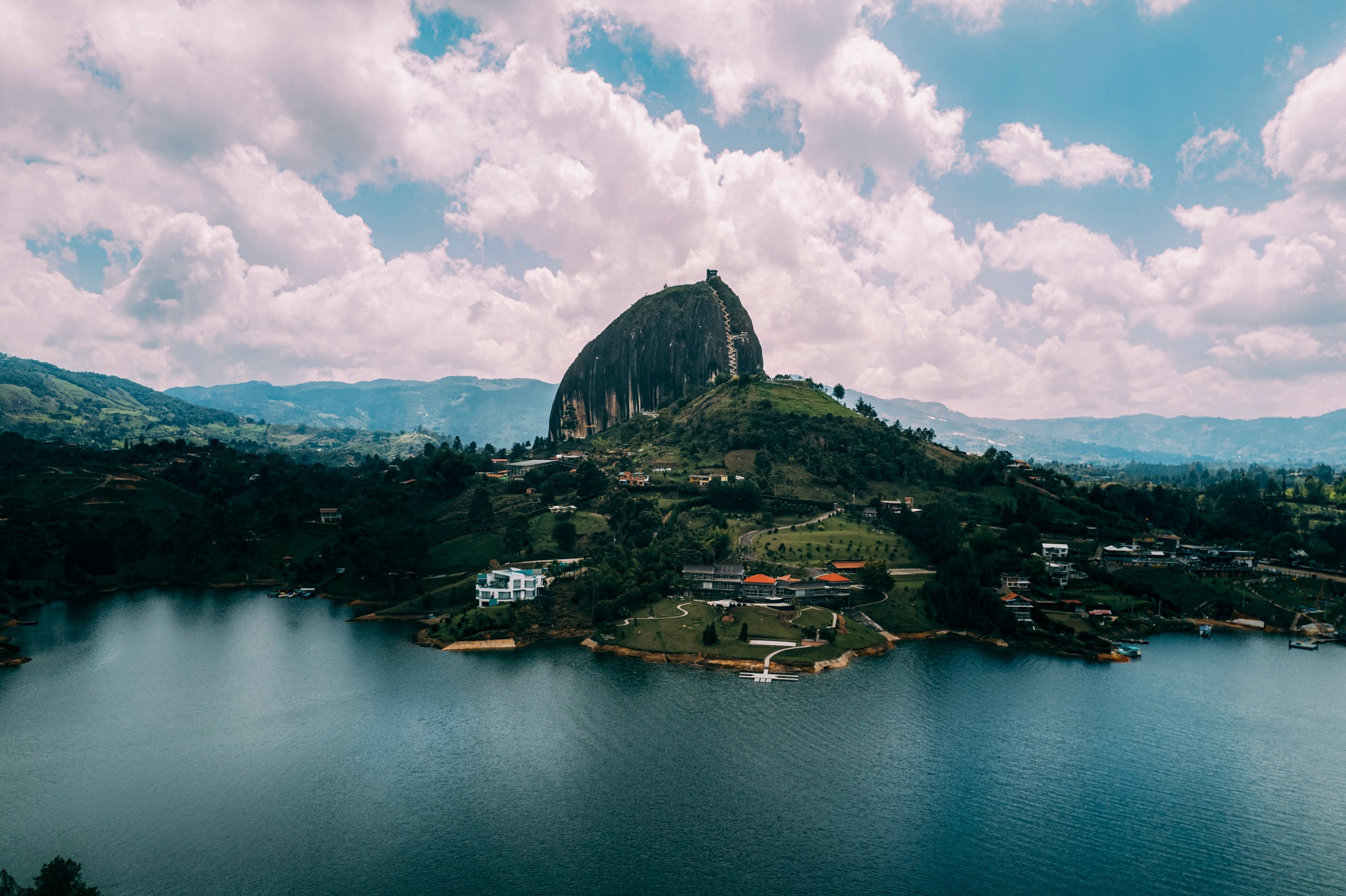 subir la piedra del peñol 